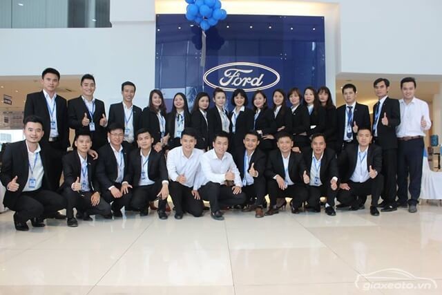 doi-ngu-nhan-vien-ban-hang-dai-ly-ford-vinh