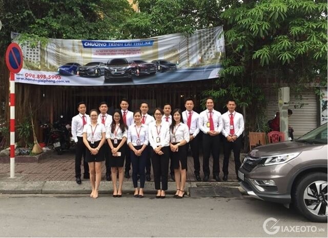 doi-ngu-nhan-vien-ban-hang-honda-oto-giai-phong