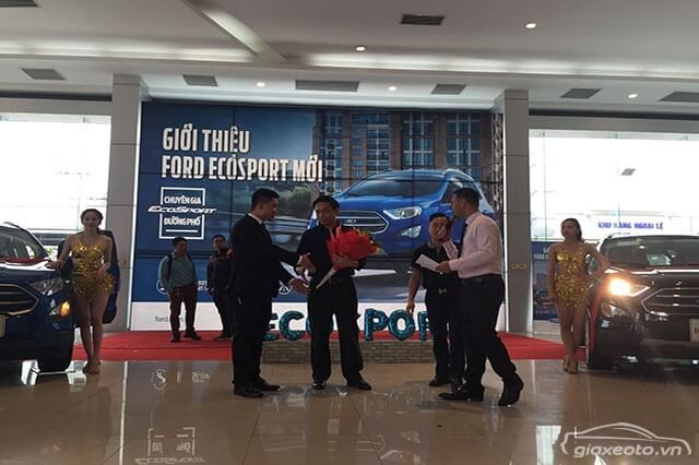 doi-ngu-nhan-vien-ford-long-bien