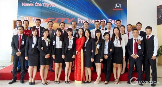 doi-ngu-nhan-vien-honda-o-to-tay-ho