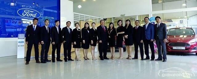 doi-ngu-nhan-vien-sai-gon-ford-cao-thang-ho-chi-minh