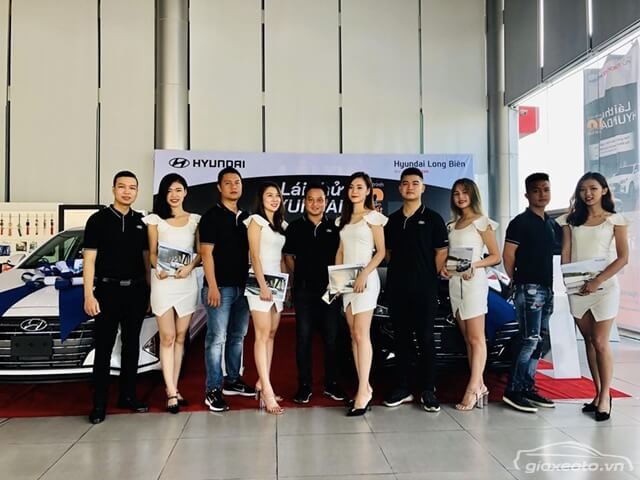 doi-ngu-tu-van-ban-hang-hyundai-long-bien
