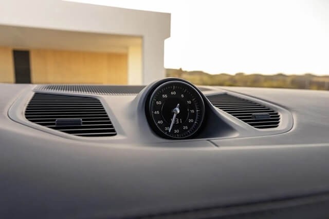 dong-ho-taplo-xe-porsche-cayenne-2024