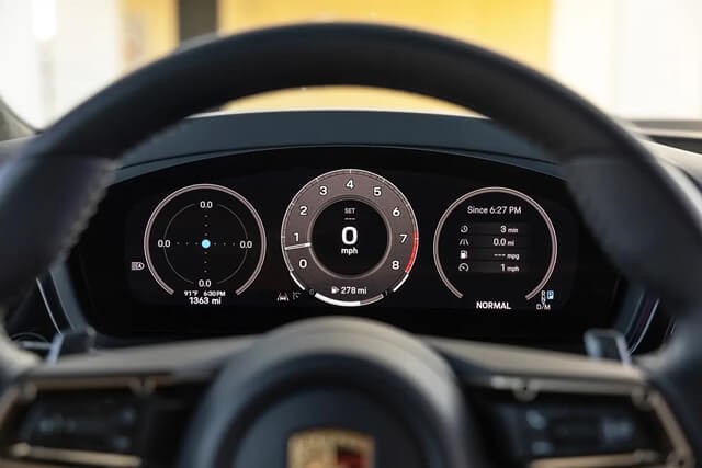 dong-ho-thong-tin-xe-porsche-cayenne-2024