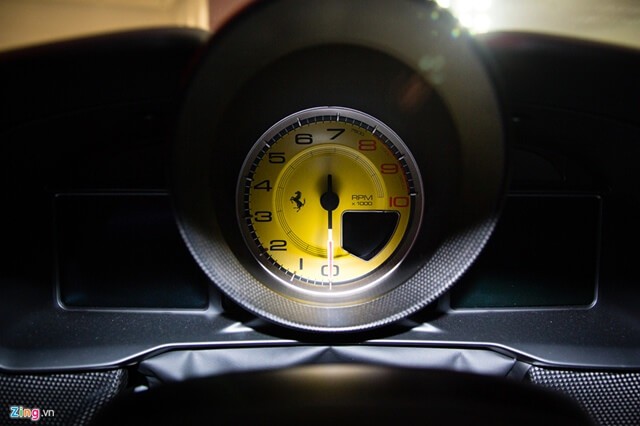 dong-ho-xe-Ferrari-F8-Tributo