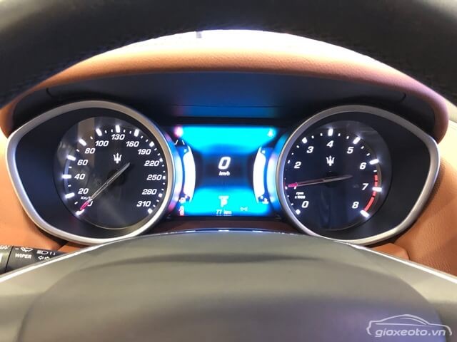 dong-ho-xe-maserati-ghibli