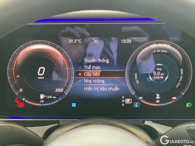 dong-ho-xe-mercedes-benz-e200-exclusive