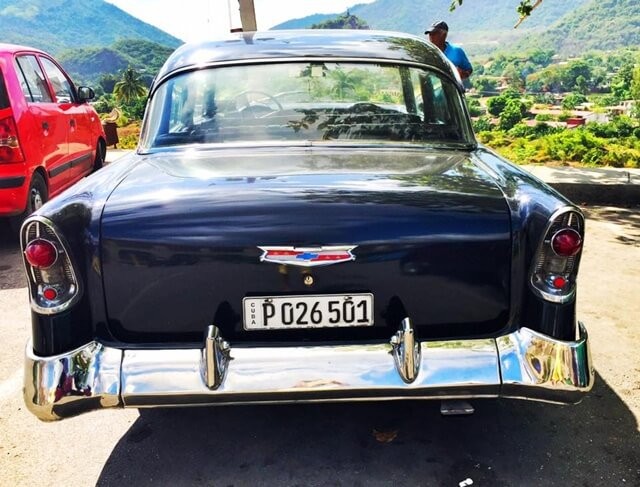 duoi-xe-co-chevrolet-mau-vang-den