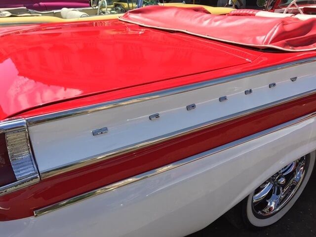 duoi-xe-co-mercury-mau-do