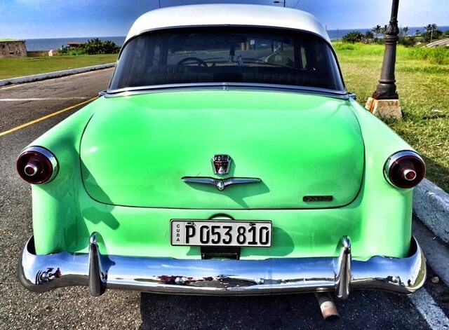 duoi-xe-ford-co-mau-xanh