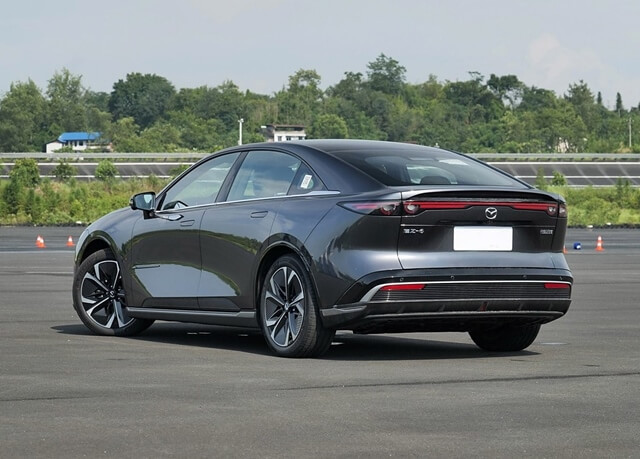 duoi-xe-mazda-ez-6