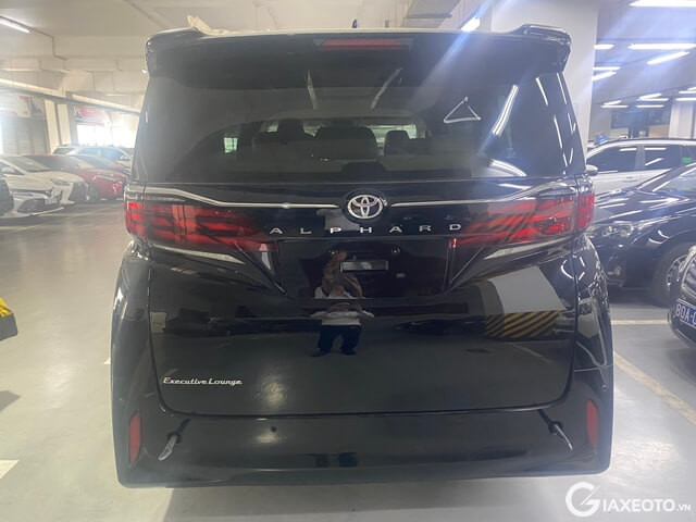 duoi-xe-toyota-alphard-2025