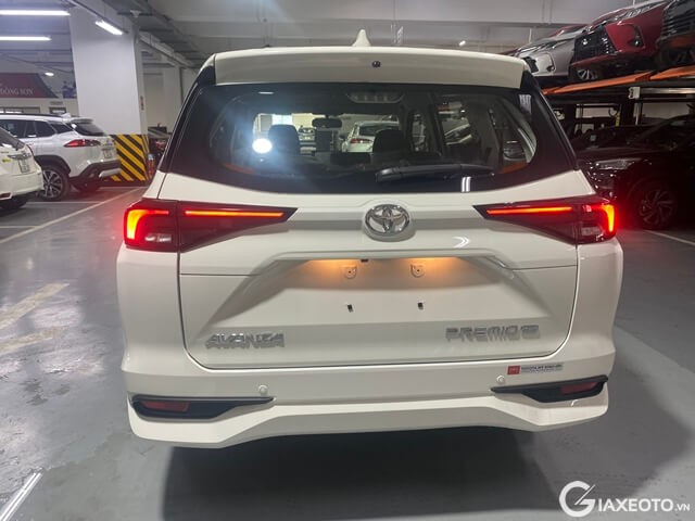 duoi-xe-toyota-avanza-premio