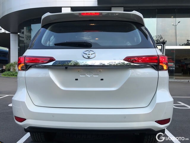 duoi-xe-toyota-fortuner-2021