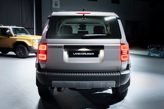 duoi-xe-toyota-prado-2024