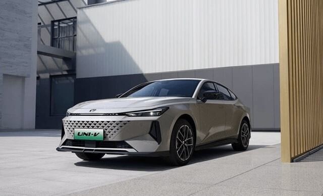 gia-xe-changan-uni-v