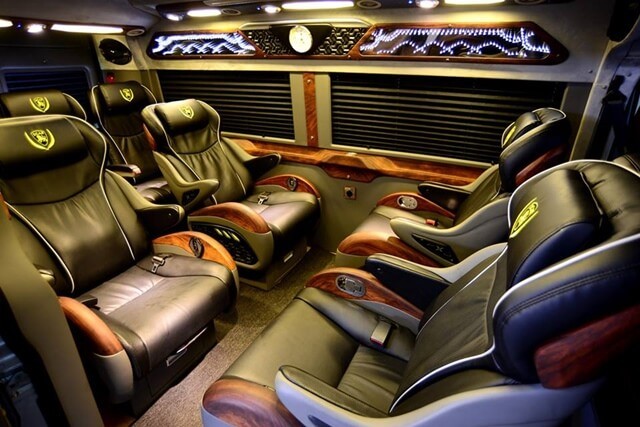 Gia-xe-dcar-limousine-ford-transit-x-plus