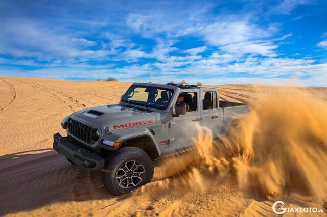 gia-xe-jeep-gladiator-2025