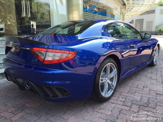 gia-xe-maserati-granturismo-mau-xanh