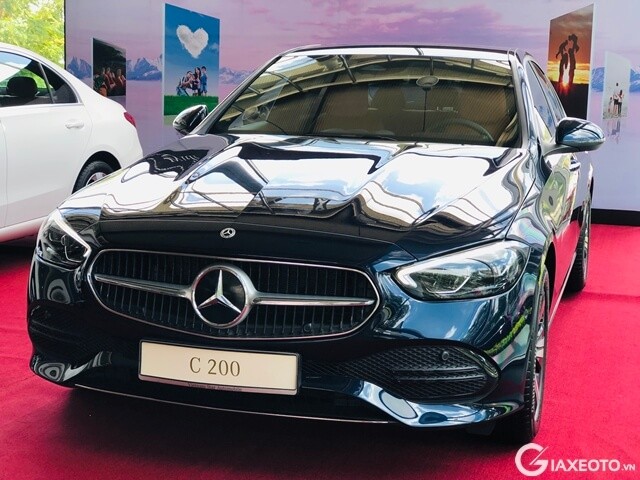 Giá xe cộ Mercedes C200 Exclusive 2019 quanh bánh kể từ 1882500000 VNĐ