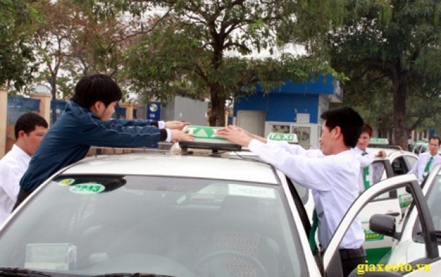 giam-phi-truoc-ba-taxi