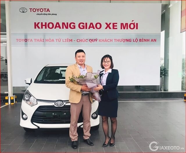 giao-xe-cho-khach-hang-toyota-thai-hoa-tu-liem