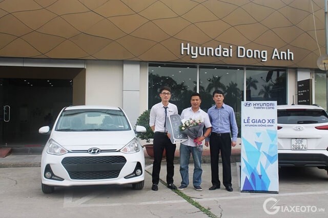giao-xe-moi-cho-khach-hang-tai-hyundai-dong-anh