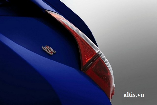 hong xe corolla 2014