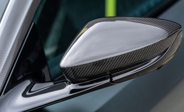 guong-chieu-hau-ngoai-xe-aston-martin-db11