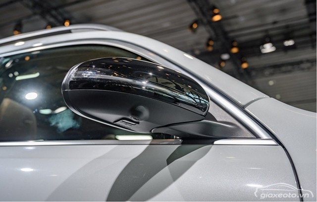 guong-chieu-hau-ngoai-xe-mercedes-benz-glb200