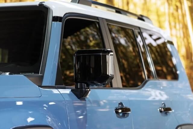 guong-chieu-hau-ngoai-xe-toyota-prado-2024