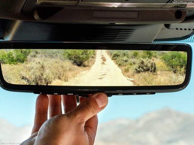 guong-chieu-hau-trong-xe-Land-Rover-Discovery-Sport