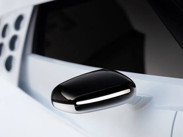 guong-chieu-hau-xe-bugatti-centodieci