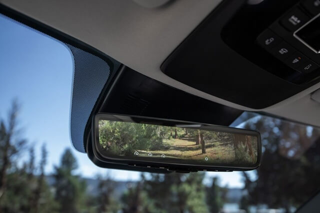 guong-chieu-hau-xe-kia-carnival-hev