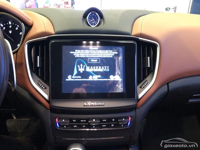 he-thong-giai-tri-xe-maserati-ghibli