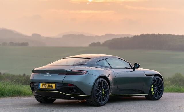 hong-va-duoi-xe-aston-martin-db11