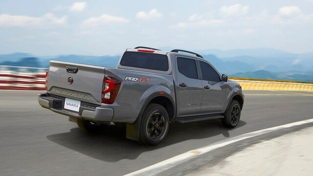 hong-xe-Nissan-Navara-2024
