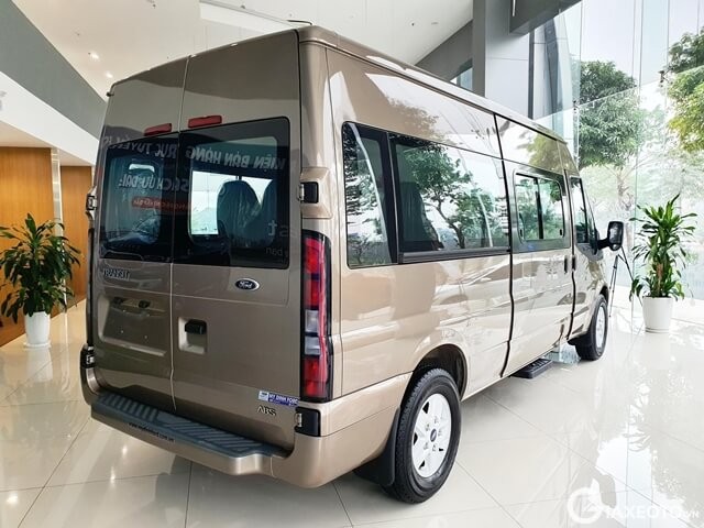 hong-xe-ford-transit-2023
