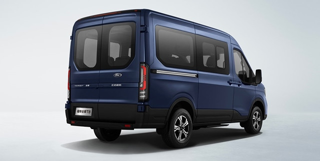 hong-xe-ford-transit-2024