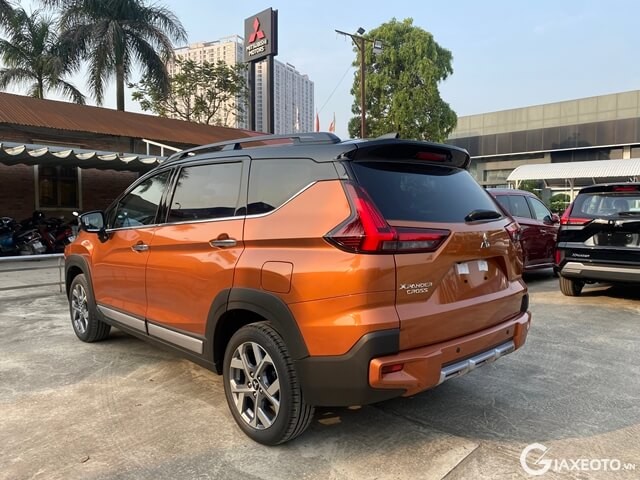 hông xe Xpander Cross màu cam