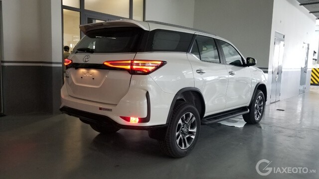 hong-xe-toyota-fortuner-2022