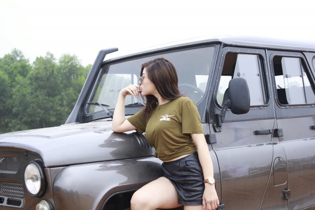 hotgirl-thu-gach-xin-dep-ben-xe-oto-uaz-hunter