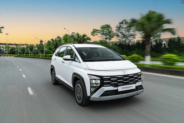 van-hanh-hyundai-stargazer-x