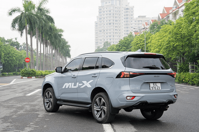 isuzu-mu-x-hong-va-duoi-xe