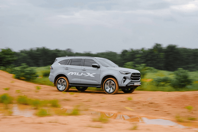 isuzu-mu-x-van-hanh