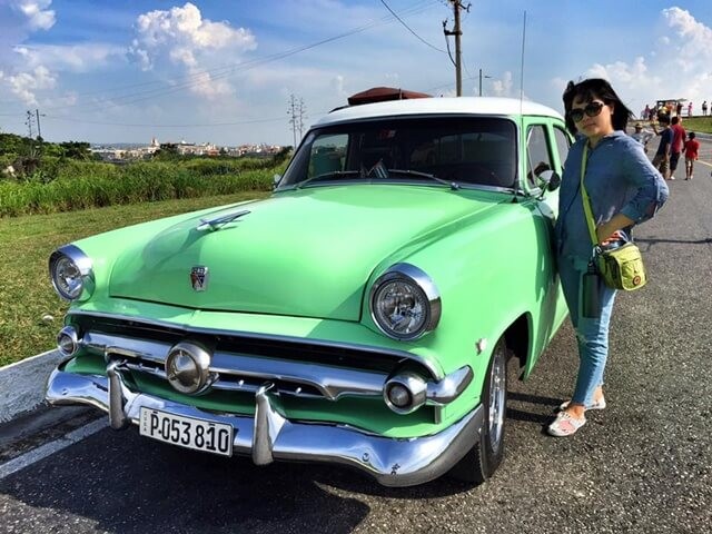 khach-du-lich-chup-anh-cung-xe-ford-co-mau-xanh