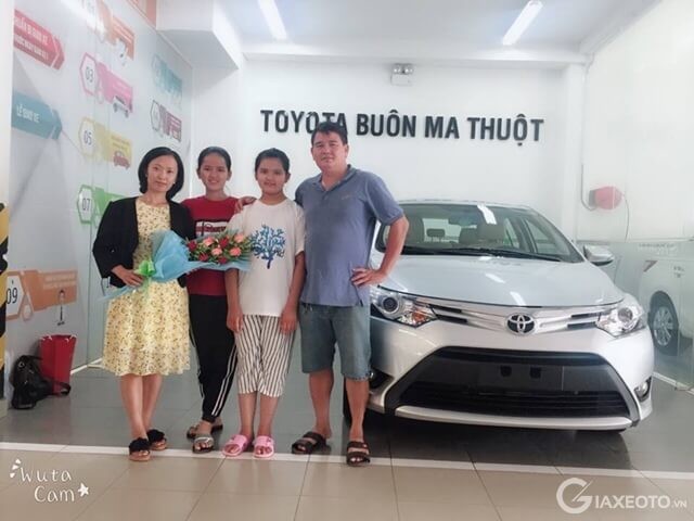 khach-hang-mua-xe-toyota-vios-tai-buon-ma-thuot