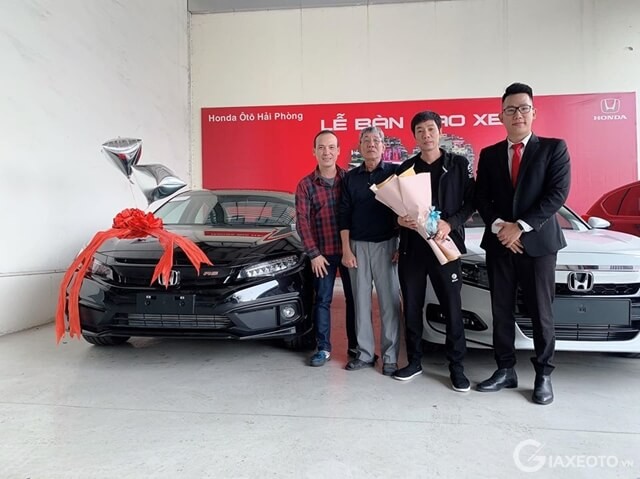 khach-hang-nhan-xe-moi-tai-honda-oto-hai-phong