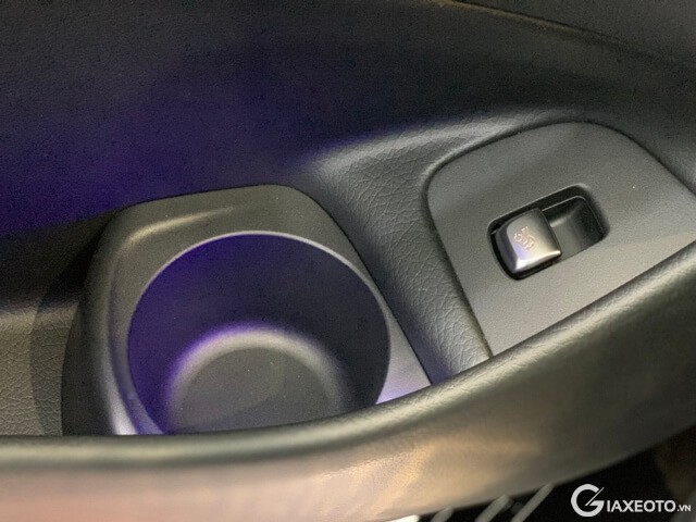 khay-de-coc-xe-mercedes-benz-e200-exclusive