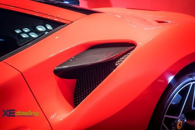khe-gio-ben-hong-xe-Ferrari-F8-Tributo